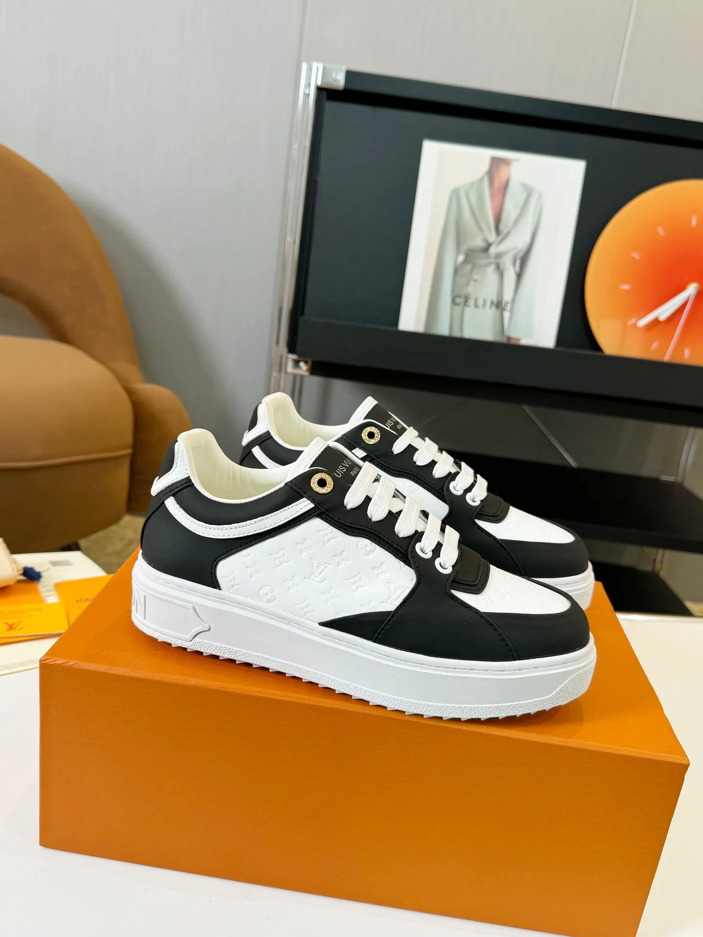 Men's Men's Shoes 💰💰660 Women's LV [Beverly Hills Sports Shoes Series] This Beverly Hills sports shoes are made of grained cow leather with Damier pattern, echoing the current season's leather goods series. The thick rubber outsole is lightweight, and an embossed Louis Vuitton logo adds a branding touch. Padded insole and technical fabric lining enhance comfort.  Detailed Features ♛ Embossed grained cowhide leather ♛ Ultra-lightweight rubber outsole ♛ Louis Vuitton logo on tongue and outsole ♛ Size: 35-40